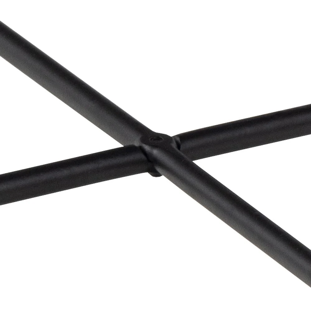 Close-up van twee zwarte metalen staven die in het midden met elkaar verbonden zijn en een X-vorm vormen. Ze vormen de basis van de Bijzettafel Zwart 52 CM Rond Kunststof. De achtergrond is wit en overzichtelijk.