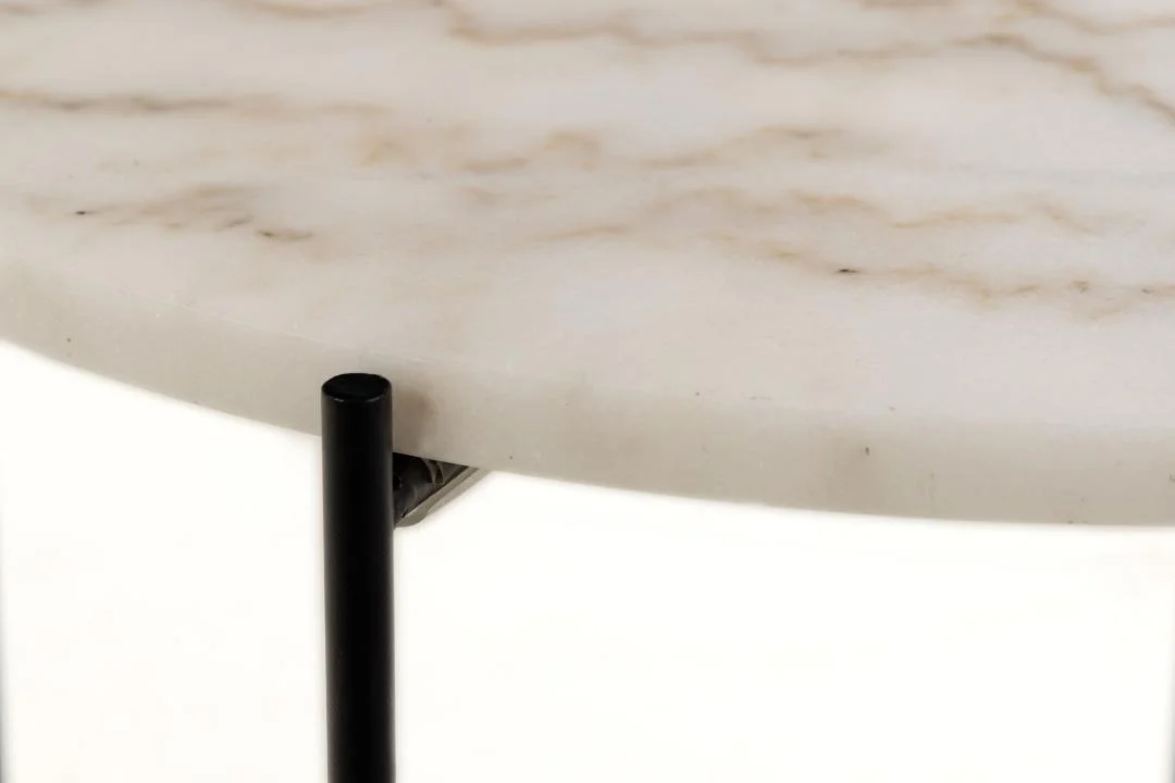 Een close-up van de Bijzettafel Zwart, Wit 52 CM Rond, met een rond wit tafelblad met subtiele bruine adering, gemaakt van kunststof en ondersteund door een slanke zwart metalen poot.