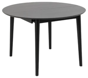 De Eettafel Nieuwe Sfeer 115 CM Rond is een ronde, zwarte uitschuifbare tafel gemaakt van eikenhout, met vier rechte poten, een glad oppervlak en een modern, eenvoudig ontwerp met een zichtbare naad over het tafelblad.