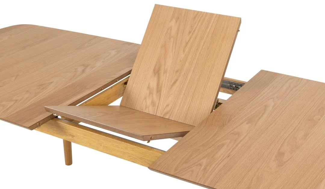 De Eettafel Nieuwe Sfeer 219 x 90 CM Rond is een ronde eiken eettafel met een centraal verlengblad, gedeeltelijk opengeklapt om het verlengmechanisme voor extra zitplaatsen te demonstreren.