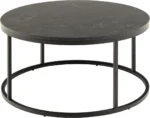 De Salontafel Zwart 80 CM Rond Kunststof is een ronde zwarte salontafel in industriële stijl met een donker marmeren blad en een minimalistisch zwart metalen frame met vier poten die verbonden zijn door een ronde voet.