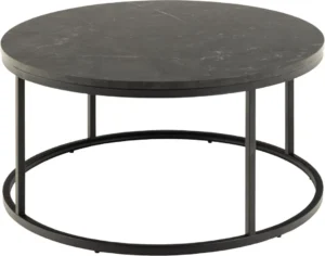 De Salontafel Zwart 80 CM Rond Kunststof is een ronde zwarte salontafel in industriële stijl met een donker marmeren blad en een minimalistisch zwart metalen frame met vier poten die verbonden zijn door een ronde voet.