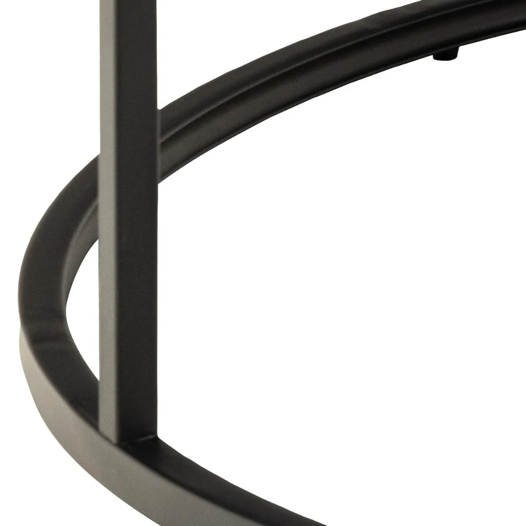 Close-up van het zwarte metalen onderstel en het ronde frame van Salontafel Zwart 80 CM Rond Kunststof, een salontafel in industriële stijl, tegen een witte achtergrond.
