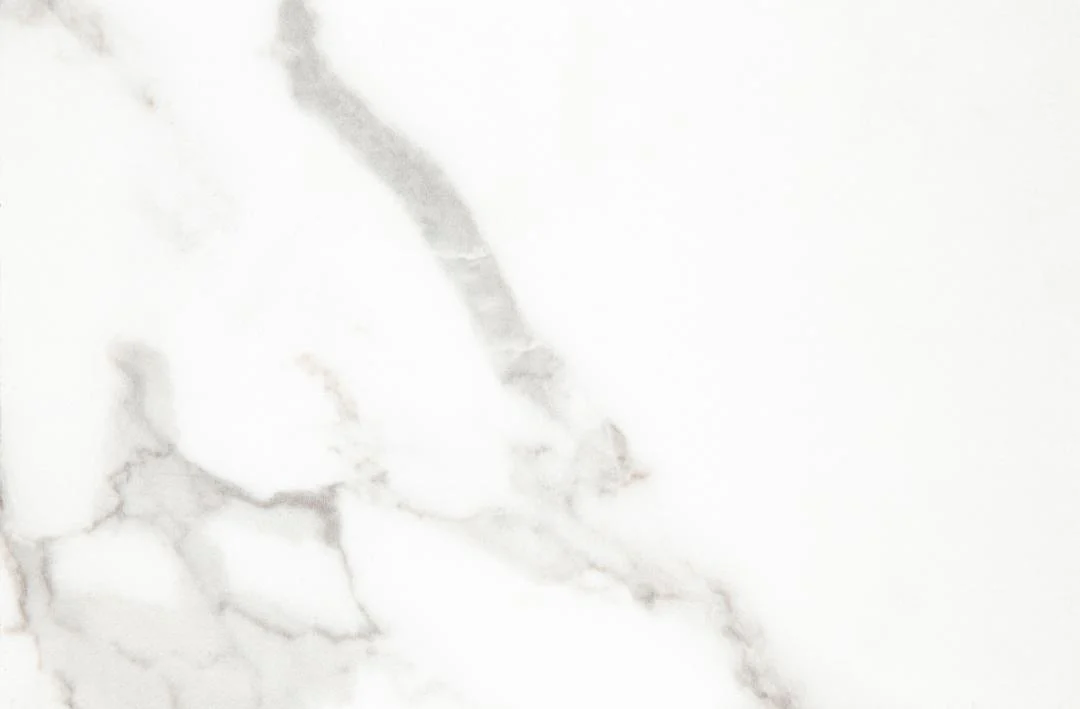 De Salontafel Zwart, Wit (70 x 42 CM Rond) heeft een glad, wit tafelblad met subtiele grijze adering, die natuurlijk marmer nabootst. Het elegante ronde ontwerp is gemaakt van duurzaam kunststof en past in elk modern interieur.