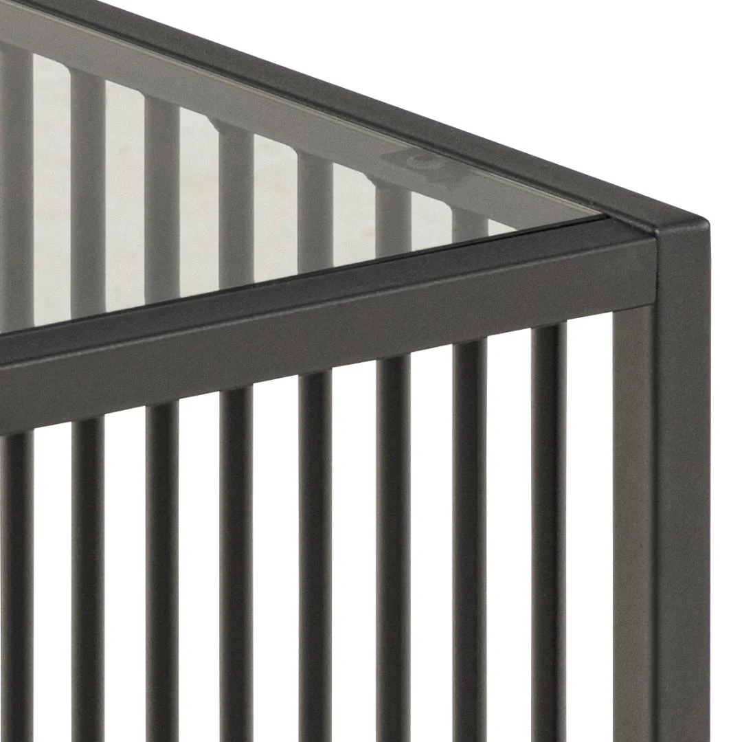 Close-up van de hoek van de Bijzettafel Grijs, Roest 40 x 40 CM, met een vierkant stalen frame met een glazen blad en verticale metalen spijlen voor een minimalistische, geometrische look.