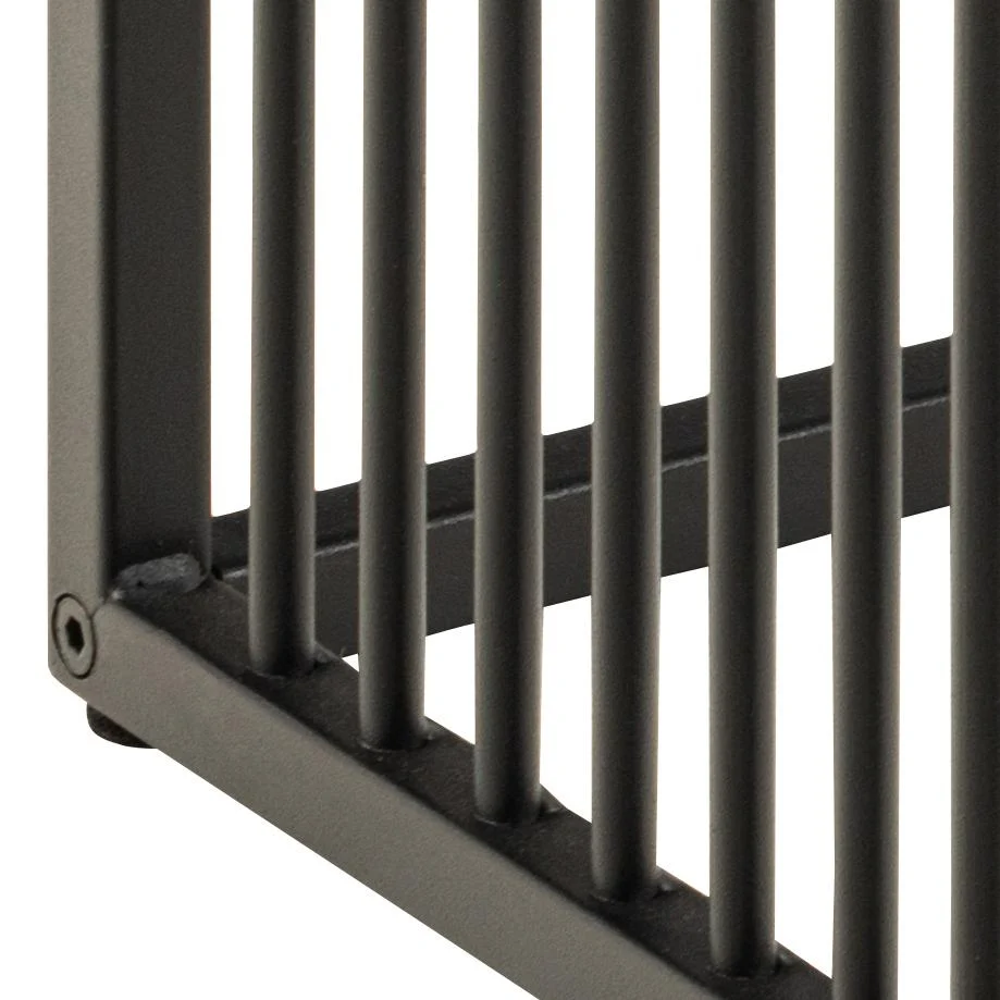 Close-up van de hoek van de Bijzettafel Grijs, Roest (40x40 CM), met het vierkante stalen frame met verticale en horizontale steunen.