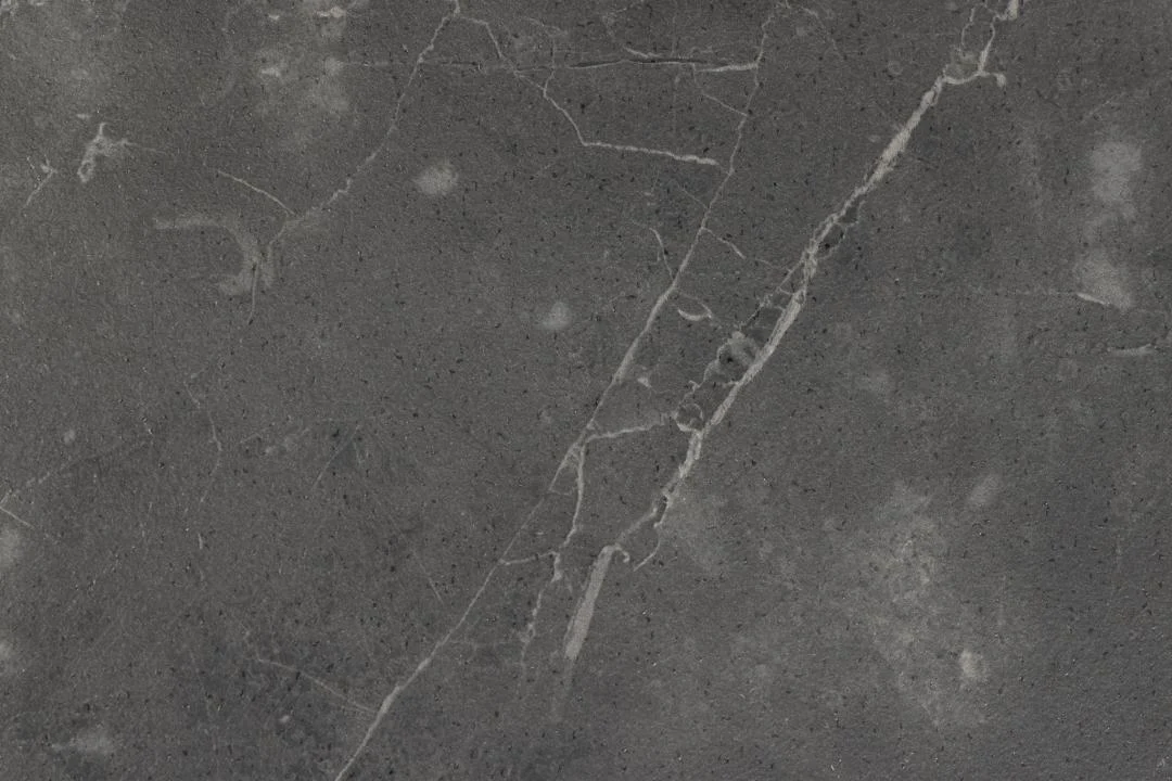 Close-up van de Bijzettafel Zwart 40 x 40 CM Vierkant met een matzwarte stalen afwerking, die het donkere oppervlak met subtiele witte adering en natuurlijke, gestructureerde look laat zien.