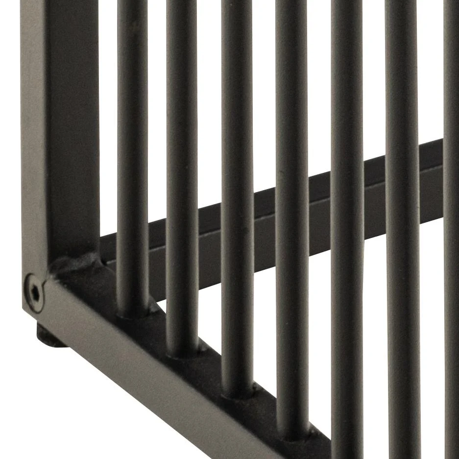 Close-up van de Bijzettafel Zwart 40 x 40 CM Vierkant, met een matzwart stalen frame met verticale spijlen.