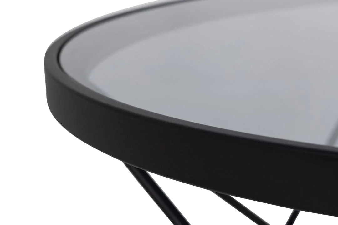 Close-up van de Salontafel Zwart, Grijs 80 CM Rond Staal, met een rond glazen tafelblad met een zwart stalen frame en moderne metalen steunen voor een minimalistische look.