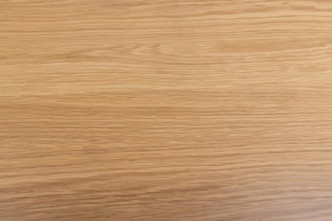 Detailopname eiken fineer kantoorbureau. Houtnerf van compact bureau met lade.