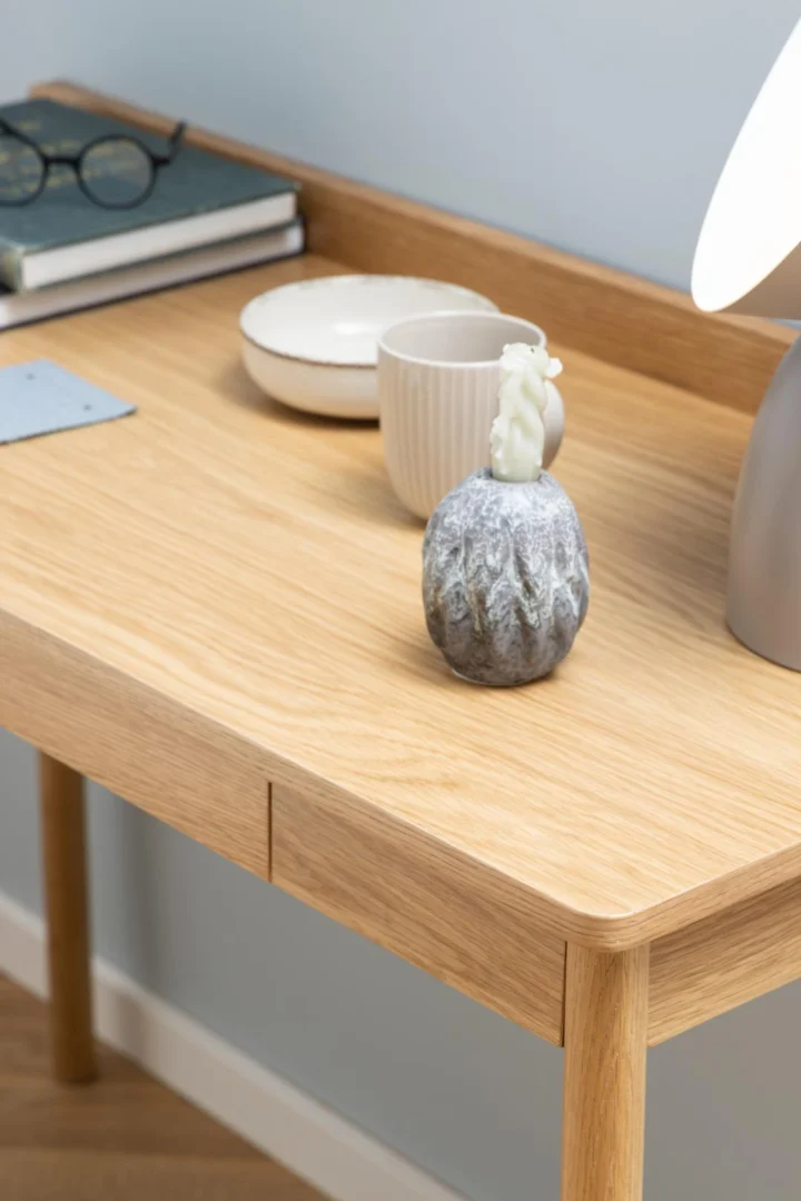 Eiken fineer kantoorbureau 110x50. Compact bureau met lade, perfect voor thuiswerken. Stijlvol en functioneel.