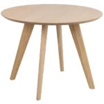 De Eettafel Townsville 100 CM Rond Eikenhout is een ronde, licht eiken tafel met vier schuine poten tegen een effen witte achtergrond.