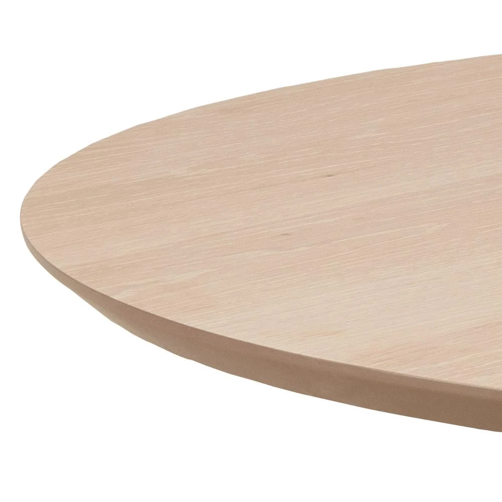 Een close-up van de Eettafel Townsville 100 CM Rond Eikenhout toont het gladde, ronde, licht eiken tafelblad en de prachtige natuurlijke houtnerf.