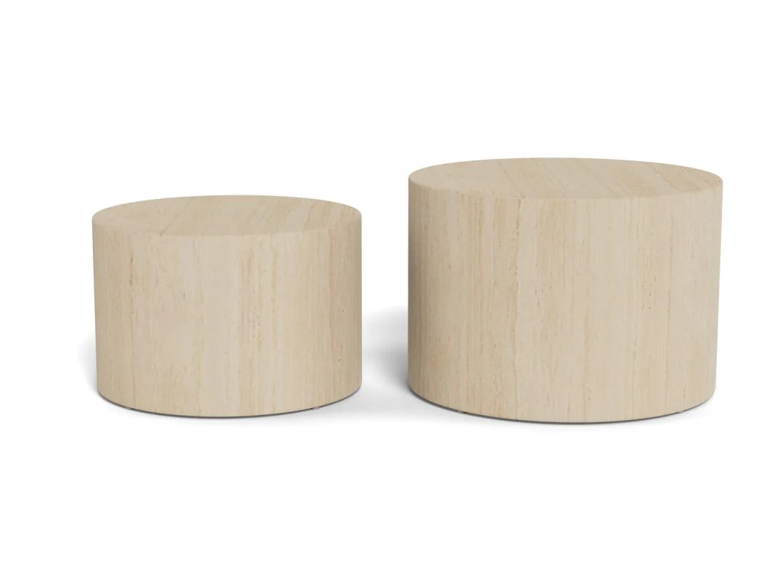 Twee ronde beige en roestkleurige salontafels (40 cm), gemaakt van kunststof, staan naast elkaar op een witte achtergrond.