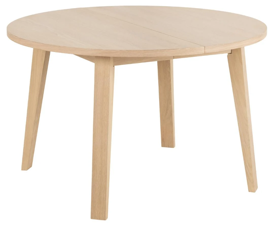 De Eettafel 120 CM Rond Eikenhout is een ronde, licht eiken tafel met vier schuine poten en een zichtbare naad in het tafelblad, wat suggereert dat hij uitschuifbaar zou kunnen zijn.