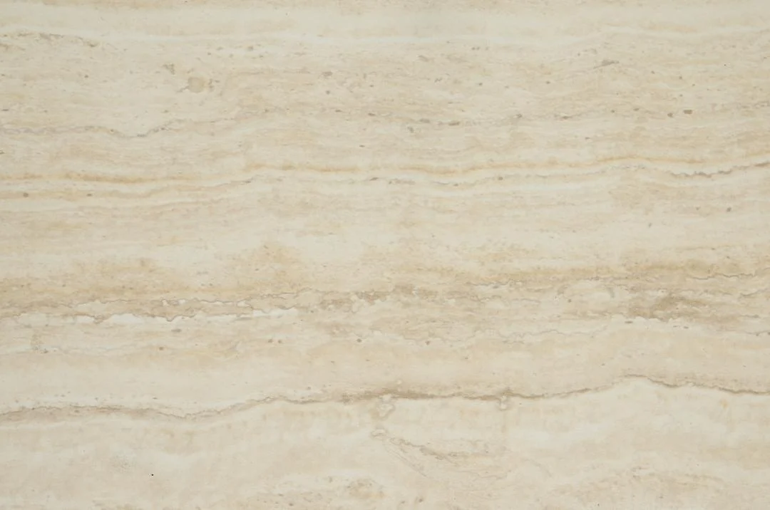 Een close-up van de Salontafel Beige 40 x 45 CM Vierkant toont het lichtbeige kunststof oppervlak, met horizontale golvende lijnen en natuurlijke textuurvariaties in crèmekleurige en bruine tinten.