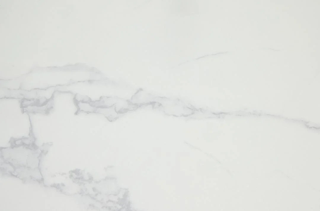 De Salontafel Zwart, Wit 60 x 60 CM Vierkant heeft een wit marmerachtig oppervlak met een subtiele diagonale grijze adering en biedt een elegante, gladde textuur. De tafel is gemaakt van duurzaam kunststof en het ontwerp is strak en minimalistisch.