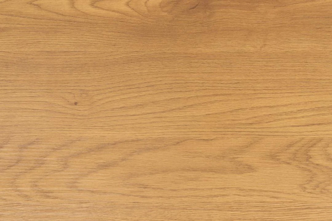 De Salontafel Zwart 60 x 42 CM Rechthoek is gemaakt van eikenhout, met een lichtbruin houten oppervlak met zichtbare nerfpatronen en subtiele knoesten voor een natuurlijke en gladde uitstraling.