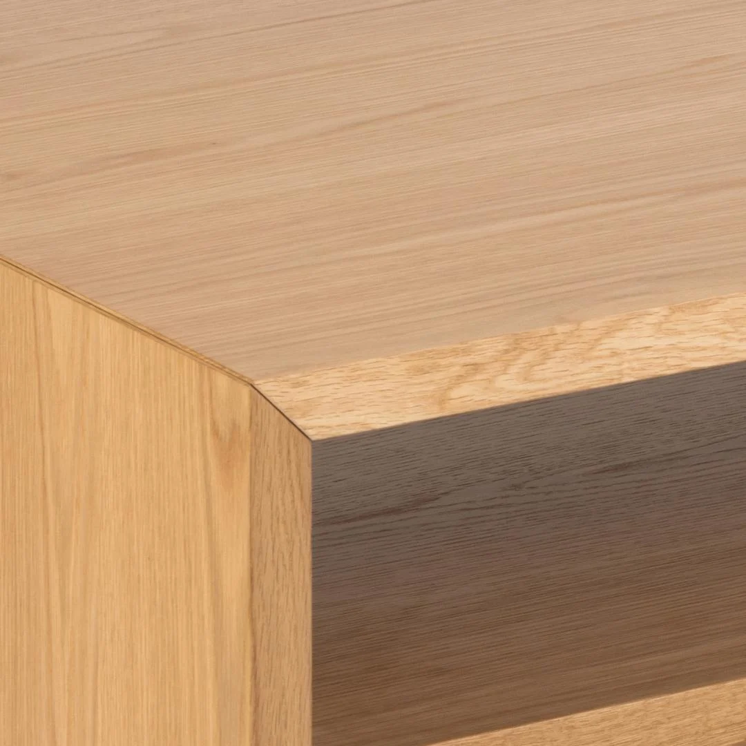 Close-up van de Salontafel Roest 60 x 40 CM Rechthoek, met eikenfineer met strakke lijnen, een gladde afwerking en zichtbare houtnerfpatronen op de hoek.