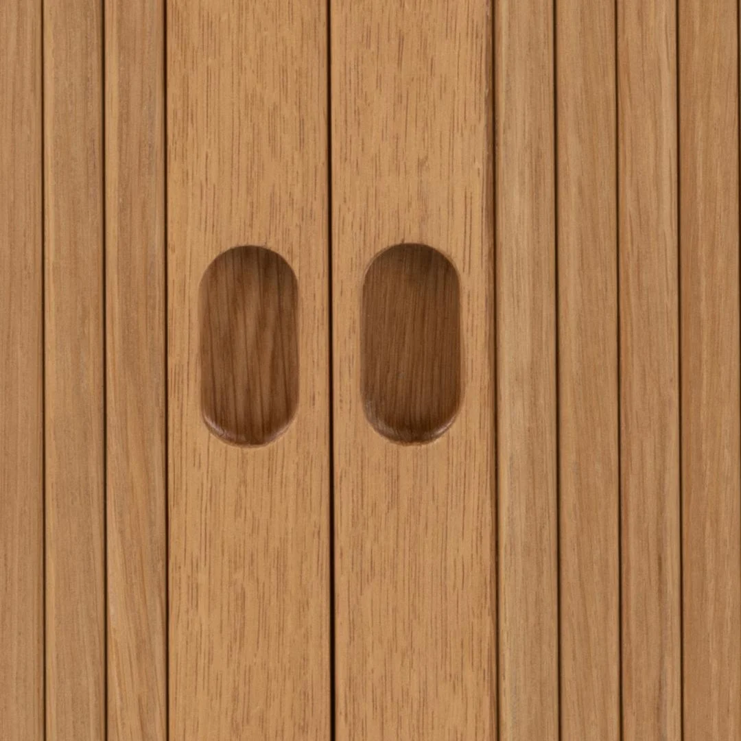 Close-up van Nachtkastje Eikenhout (55 x 45 x 30 CM), met een natuurlijke lichtbruine eiken afwerking, verticale latten en twee verzonken ovale handgrepen naast elkaar, die kast- of kastdeuren suggereren.