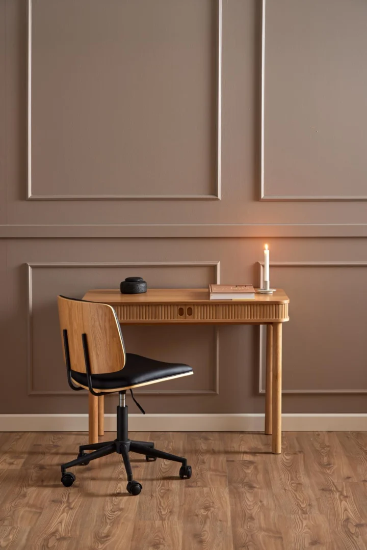 Langley eiken bureau met rolluik en opbergruimte, 100x50x75 cm, met bureaustoel.