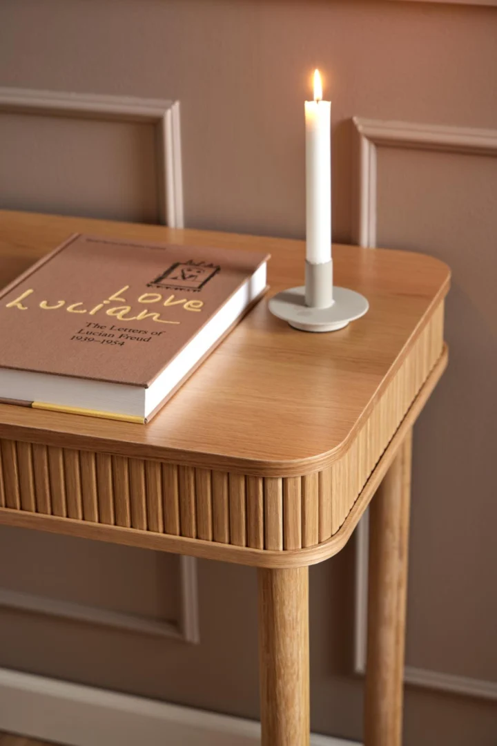 Eiken bureau Langley detail: rolluik opbergruimte, kaars, boek.