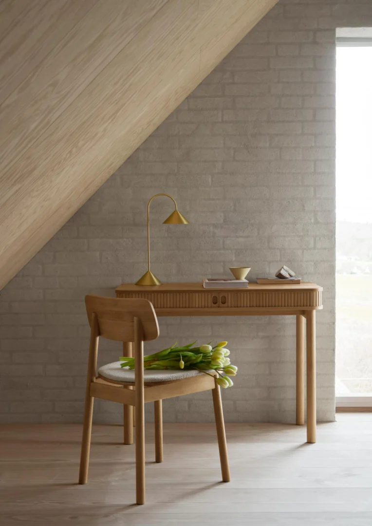 Eiken bureau Langley 100x50 met rolluik. Stoel met tulpen, gouden lamp. Stijlvolle opbergruimte.