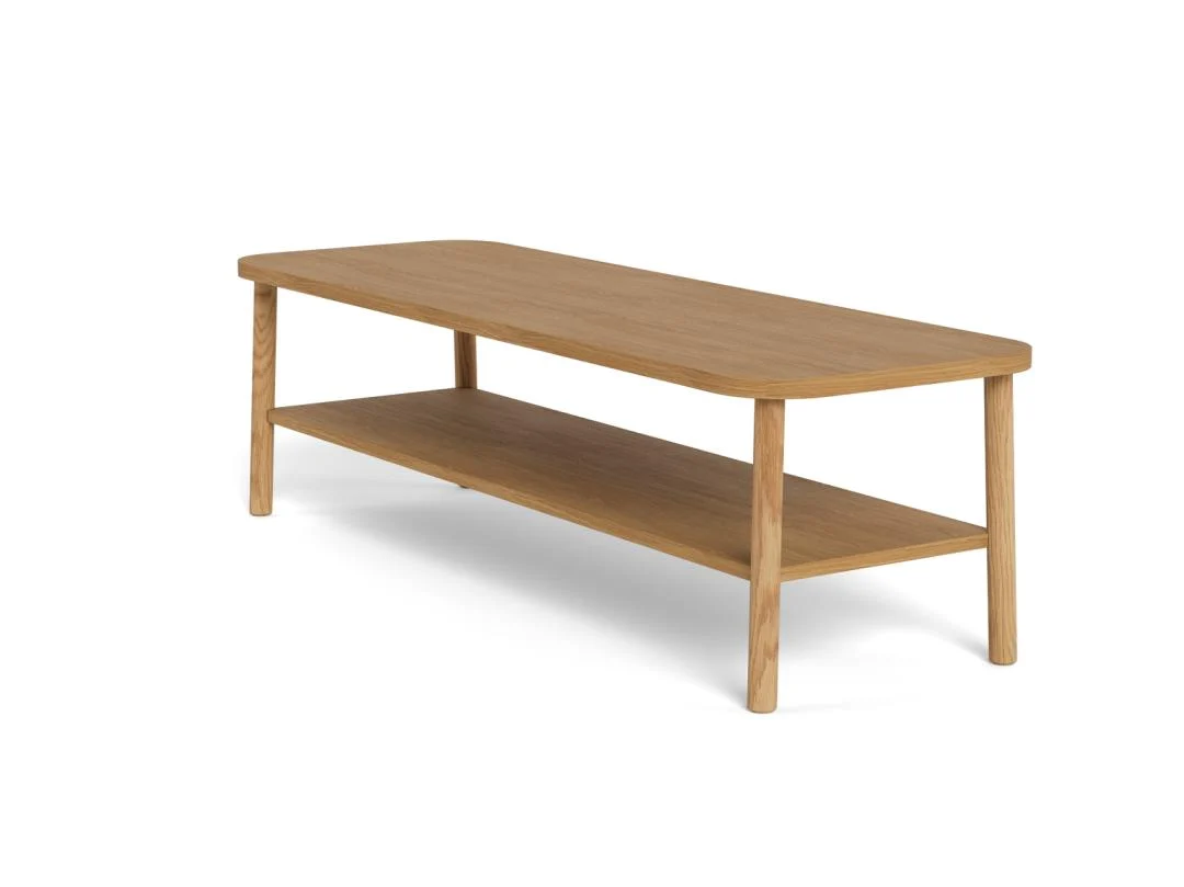 De Salontafel Roest is een ronde salontafel van eikenfineer, 134 x 34 cm, met stevige poten en een onderste opbergplank, afgebeeld tegen een witte achtergrond.