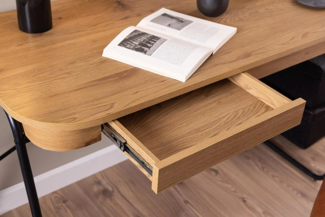 Industriële bureau 120x60 eikenlook met zwarte poten en lade open.