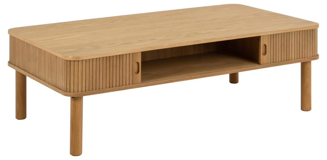 De Salontafel 70 x 40 CM Rond Eikenfineer is een rechthoekige salontafel van licht eikenfineer met afgeronde hoeken, verticale groeven aan de zijkanten, een open centrale plank, twee schuifdeuren en vier cilindervormige poten.