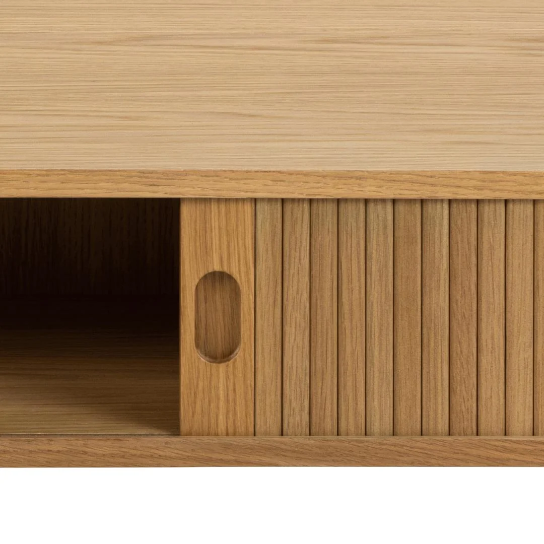 Close-up van de Salontafel 70 x 40 CM Rond Eikenfineer, met de nadruk op de houten, gestructureerde schuifdeur met verticale groeven en een ovale uitgesneden handgreep die een donker binnenvak gedeeltelijk onthult.