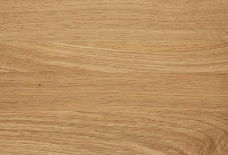 De Salontafel 70 x 40 CM Rond Eikenfineer heeft een lichtbruin houten oppervlak met natuurlijke horizontale nerfpatronen en subtiele kleurvariaties. De gladde, strakke afwerking laat de schoonheid van eikenfineer zien zonder zichtbare markeringen.