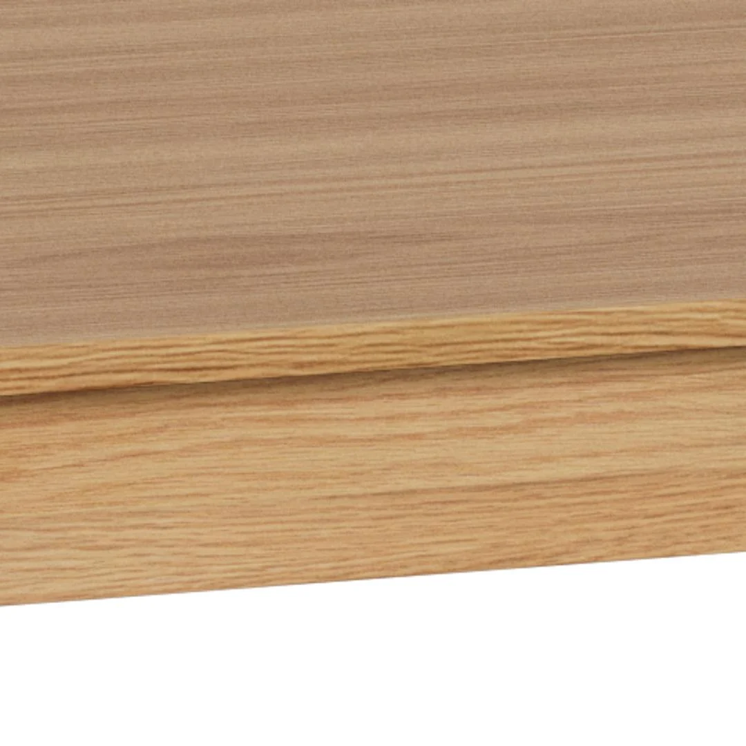 Close-up van twee gestapelde Eettafel Nieuwe Sfeer 100 x 75 CM Rond tafelplanken in eikenhout: de onderste plank is lichter en gestructureerd, terwijl de bovenste gladder en iets donkerder is en gevarieerde houtnerfpatronen laat zien.