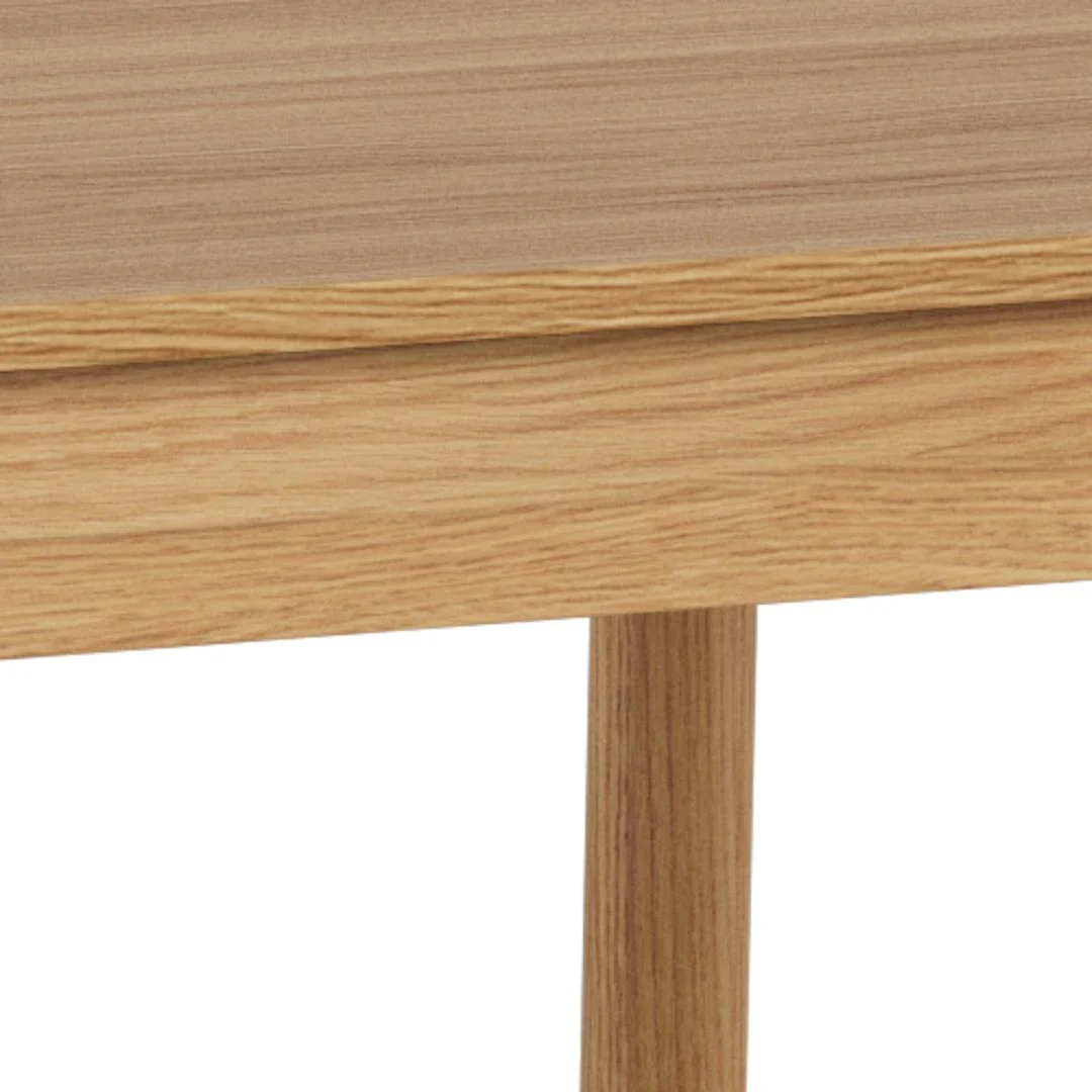 Close-up van de hoek van de Eettafel Nieuwe Sfeer 100 x 75 CM Rond, gemaakt van eikenhout, met de houtnerf, rand en een poot tegen een effen achtergrond.