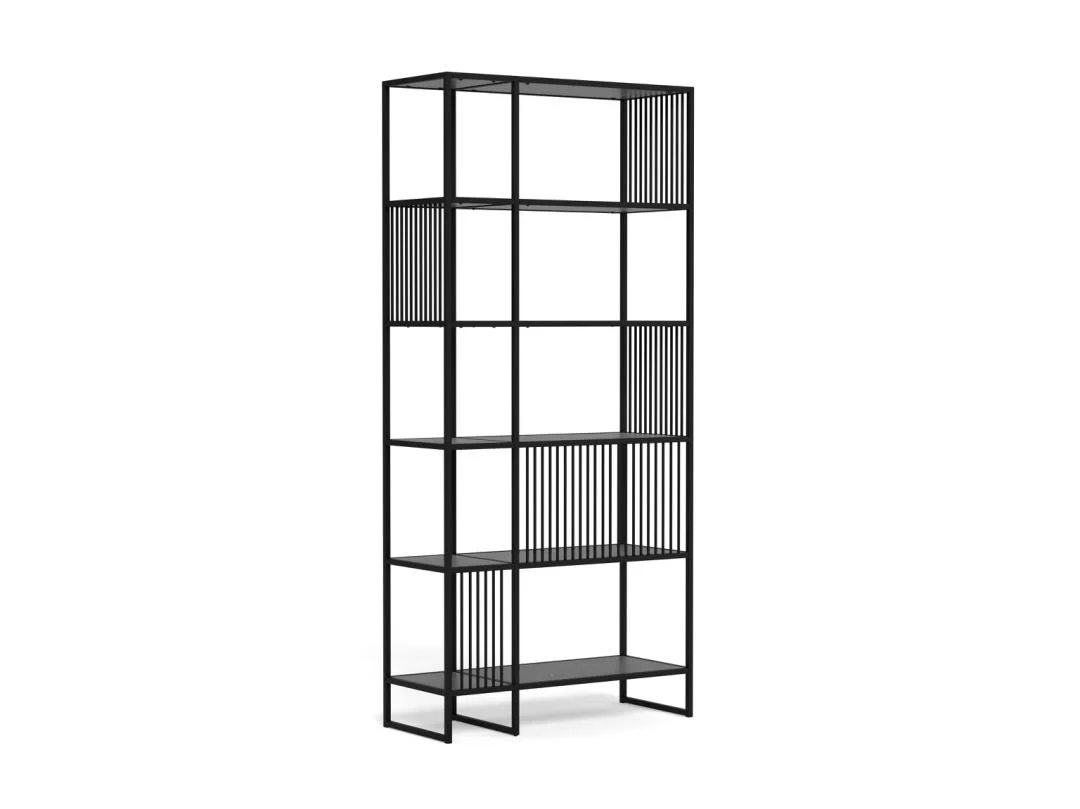 Zicht op een hoge, zwarte metalen boekenkast met open vakken en verticale spijlen. Neutrale belichting tegen een witte achtergrond.