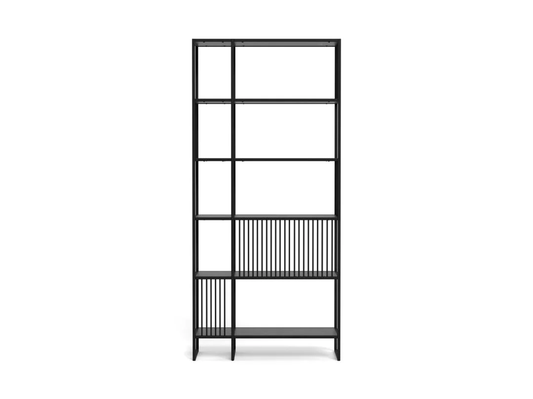 Rechtopstaande matzwarte metalen boekenkast met open vakken en verticale spijlen op een witte achtergrond. Industrieel ontwerp, strakke lijnen.
