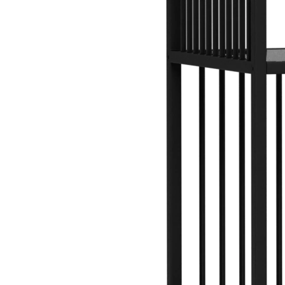 Detailopname van een matzwarte metalen boekenkast met open vakken. De verticale lijnen creëren een industrieel en modern design.