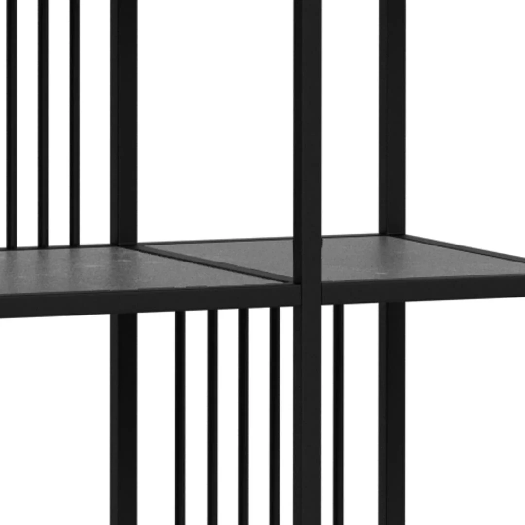 Detailopname van een zwarte, metalen boekenkast met open vakken. De vakken hebben een grijze kleur. Lichte schaduwval.