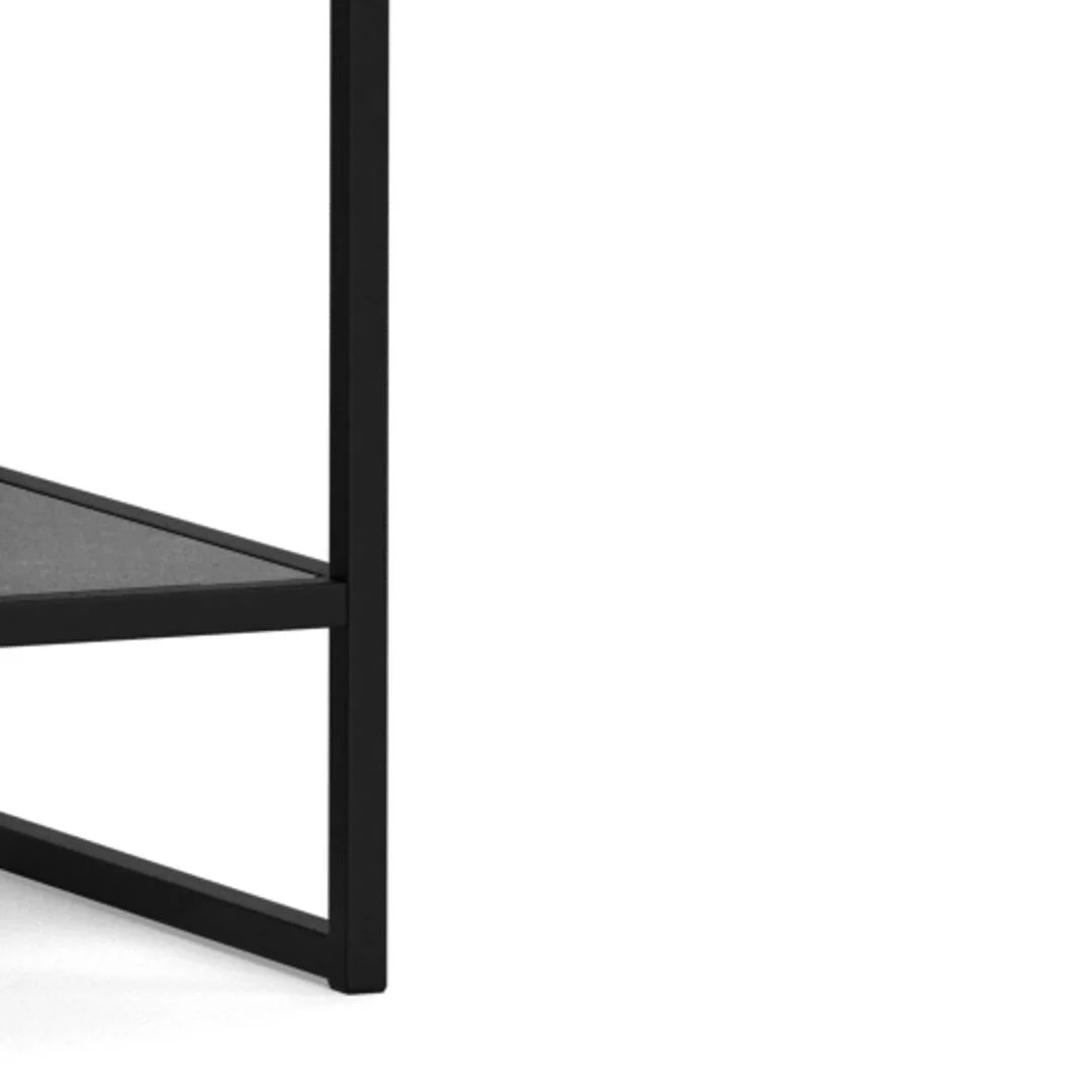 Detailopname van een zwarte, metalen boekenkast met open vakken. De belichting is helder en de hoek is laag.