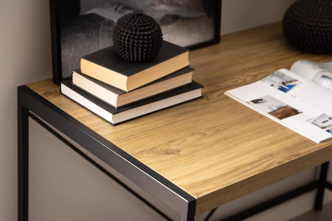 Industrieel kantoorbureau 120x60 eiken melamine zwart met boeken en decoratie.