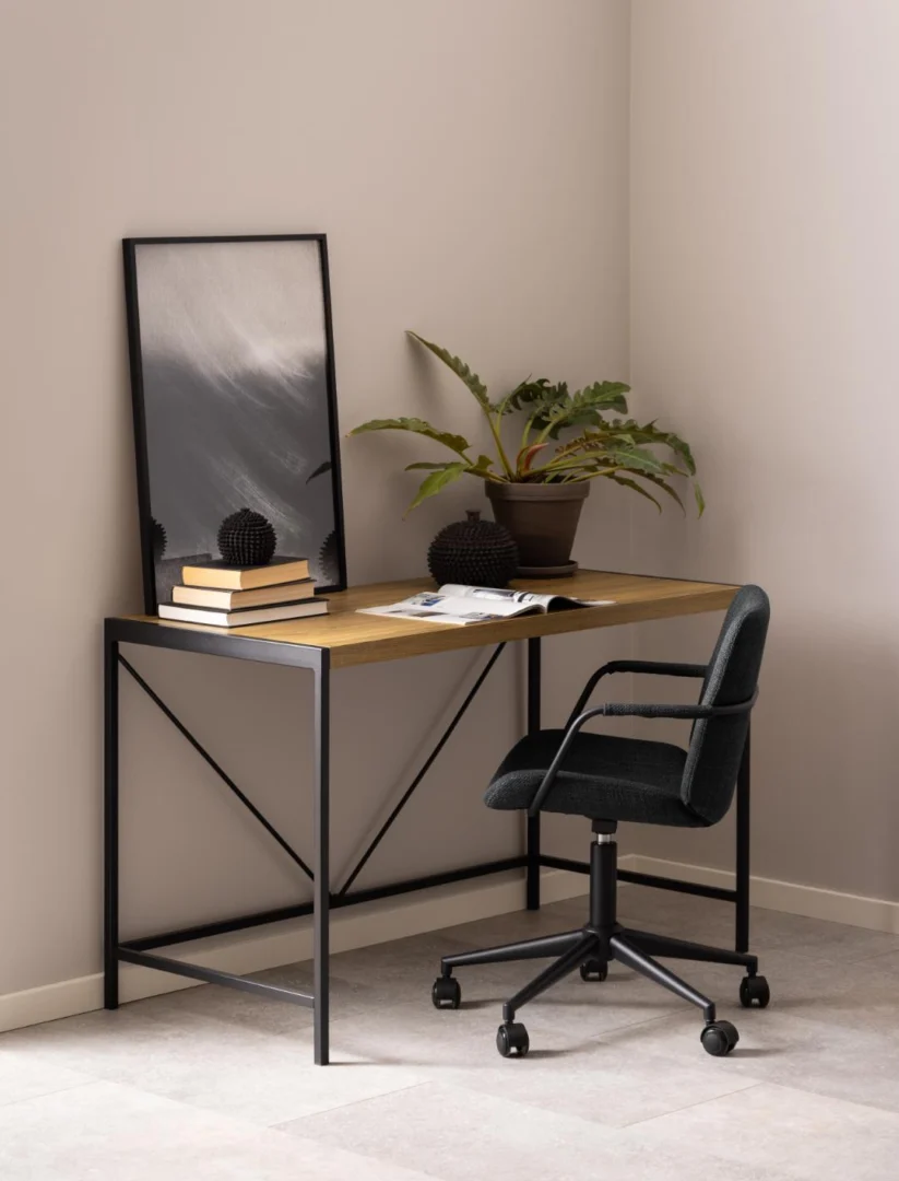 Industrieel kantoorbureau 120x60 eiken melamine met zwart frame en bureaustoel.