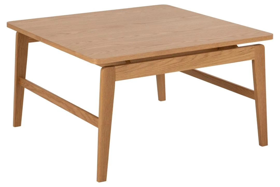 De Salontafel 80 x 80 CM Rechthoek is een vierkante salontafel gemaakt van licht eikenfineer, met een minimalistisch ontwerp en taps toelopende poten, tegen een witte achtergrond.