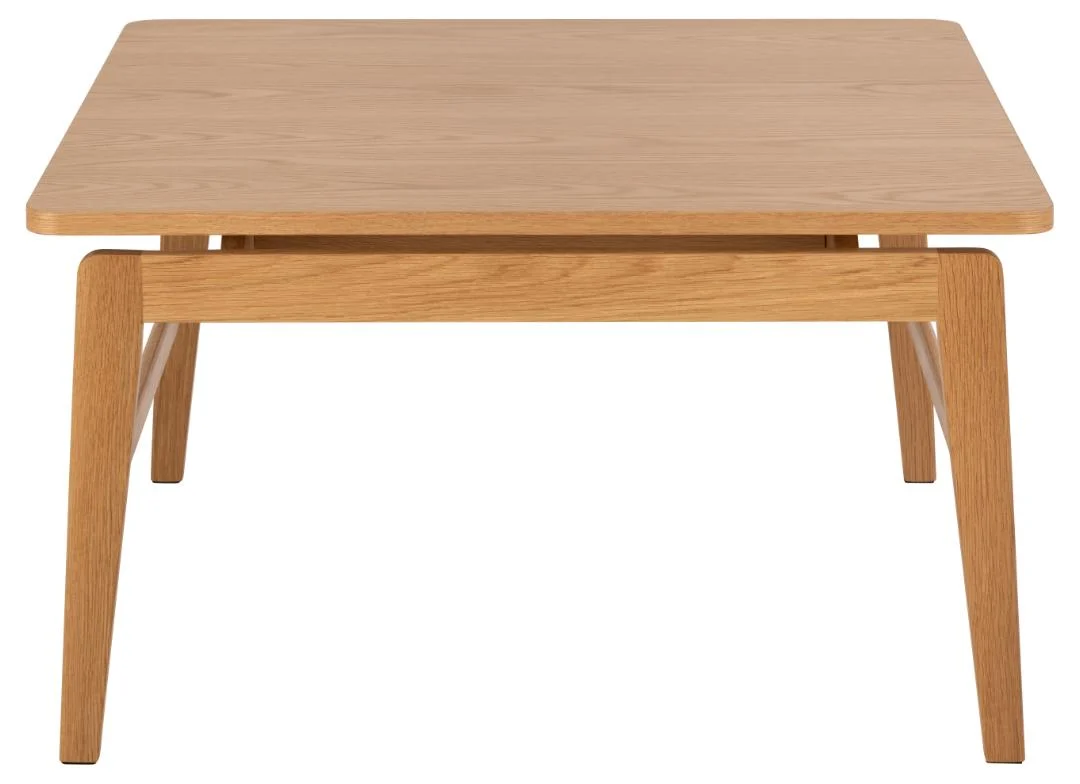 De Salontafel 80 x 80 CM Rechthoek is een moderne salontafel met een rechthoekig blad, vier schuine poten en een eenvoudig ontwerp in licht eikenfineer (eikenfineer).