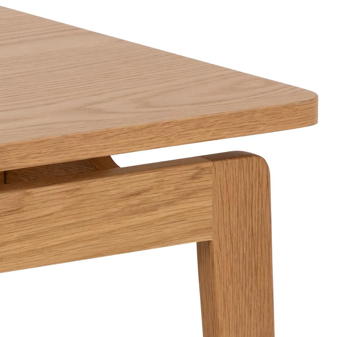 Close-up van de Salontafel 80 x 80 CM Rechthoek in eikenfineer, met de nadruk op de lichte houten afwerking, strakke moderne lijnen en het gladde tafelblad met zichtbare poot en dragend frame.