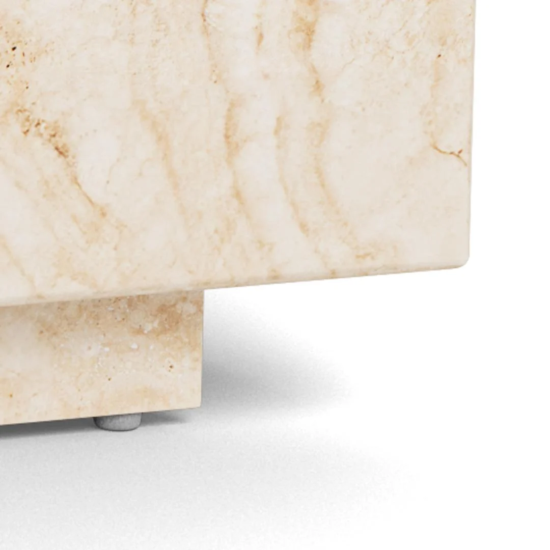 Close-up van de Salontafel Beige 90 x 42 CM Vierkant, een vierkante beige kunststof tafel met een rechthoekige poot en kleine metalen pootjes, die een schaduw werpt op een wit oppervlak.