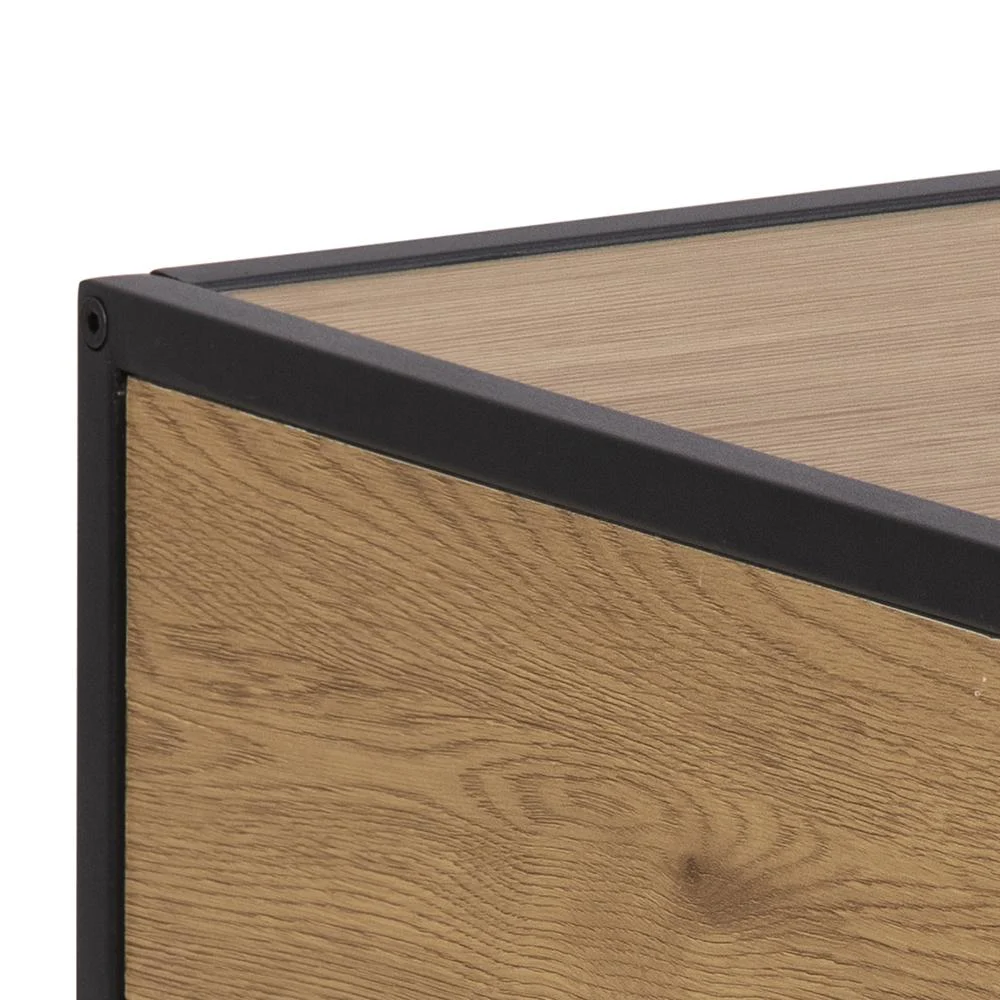 Close-up van het Nachtkastje Zwart Eikenhout Industrieel (63 x 42 x 35 cm) toont de afwerking met lichte eiken houtnerf en het stevige zwart metalen frame, waarbij textuur en constructiedetails worden benadrukt.