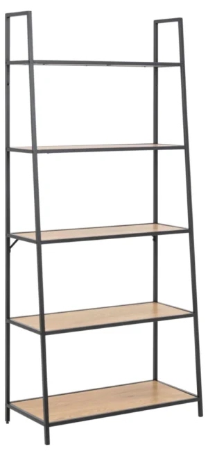 De Seaford boekenkast is een hoge boekenplank met een zwart metalen frame en vier licht houten planken. Het frame loopt iets taps toe naar de bovenkant, wat een moderne, minimalistische look creëert, en is afgebeeld tegen een witte achtergrond.