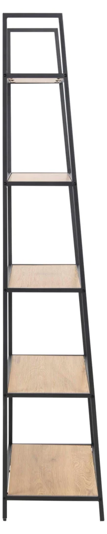 De Seaford boekenkast is een hoge ladderplank met vijf verdiepingen, een zwart metalen frame en licht houten planken die naar boven toe smaller worden.