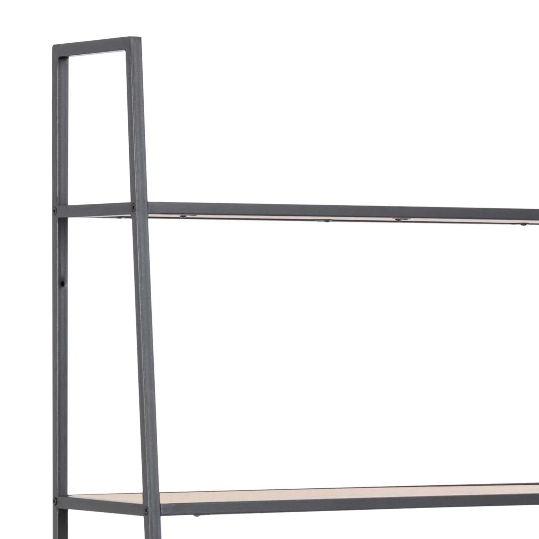 Een close-up van de Seaford boekenkast benadrukt het minimalistische zwart metalen frame en de lichthouten planken, met de nadruk op de hoek waar twee planken zichtbaar zijn.