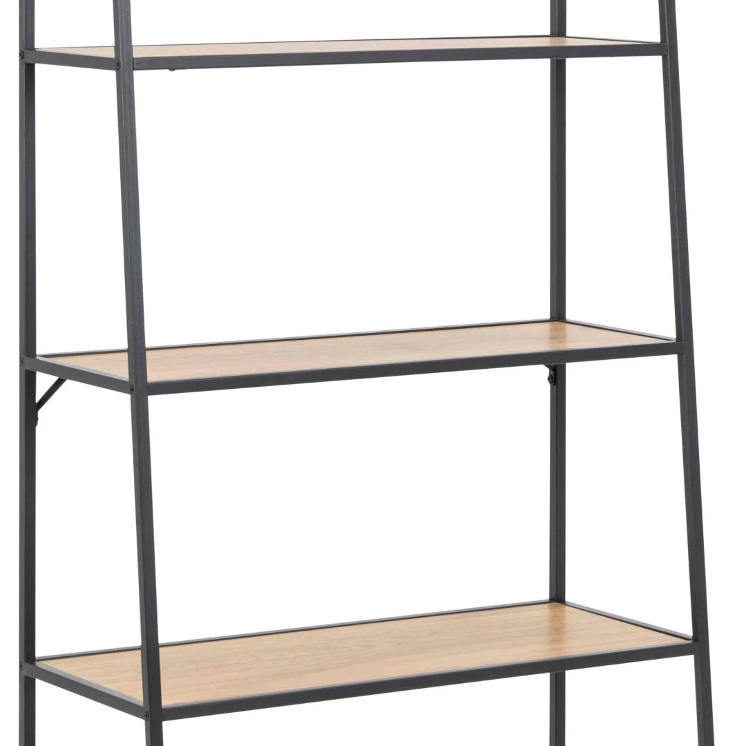 De Seaford boekenkast is een hoge kast met drie rechthoekige houten planken en een zwart metalen frame, met een eenvoudig, modern ontwerp. De planken zijn gelijkmatig verdeeld voor een strakke en functionele look.